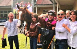 Freude im Absattelring in Iffezheim nach dem Sieg von Tornaldo mit Bauyrzhan Murzabayev_ Rennstall Weber_ ©Sabrina Doll Freude im Absattelring in Iffezheim nach dem Sieg von Tornaldo mit Bauyrzhan Murzabayev_ Rennstall Weber_ ©Sabrina Doll