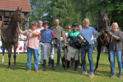 PEGO gewinnt mit Mathilde Cabal im toten Rennen in Wissembourg_ Freude im Siegerring _ ©Albert Eyermann PEGO gewinnt mit Mathilde Cabal im toten Rennen in Wissembourg_ Freude im Siegerring _ ©Albert Eyermann