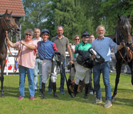 PEGO gewinnt mit Mathilde Cabal im toten Rennen in Wissembourg_ Freude im Siegerring _ ©Albert Eyermann